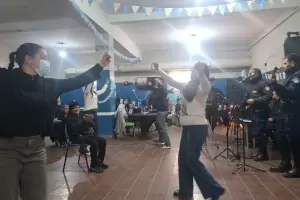 Polic�as compartieron con los abuelos del Hogar de Ancianos "Fray Mamerto Esqui�"