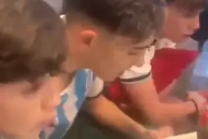 VIDEO: un grupo de amigos mir� los �ltimos minutos de Argentina-Egipto leyendo una biblia