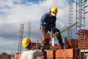 En el �ltimo a�o la industria se hundi� 5,7% y la construcci�n creci� m�s de 4%