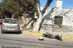 Una moto y un auto protagonizaron un fuerte choque que dej� dos heridos en Catamarca