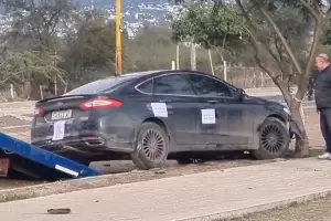 Se durmi� al volante, perdi� el control y termin� chocando contra un �rbol