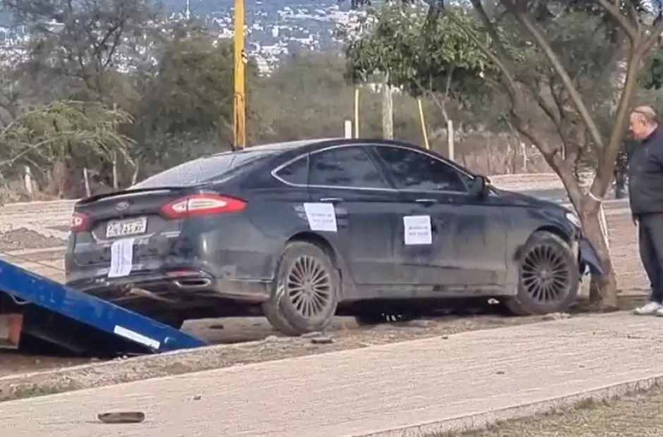 As� termin� el auto tras impactar primero con un mont�culo de tierra