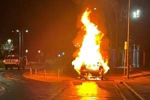 Voraz incendio destruy� por completo un auto en Catamarca