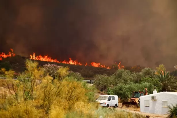 Un devastador incendio forestal deja al menos 12 muertos y 23 desaparecidos en Espa�a
