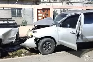 Choc� contra una camioneta estacionada, intent� escapar a pie y termin� detenido