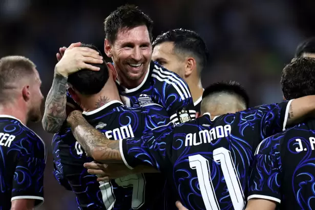 Es oficial: Argentina vestir� de azul ante Inglaterra en la semifinal y los hinchas se ilusionan