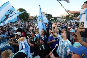 Refuerzan controles migratorios para evitar que barras viajen al partido entre Argentina e Inglaterra