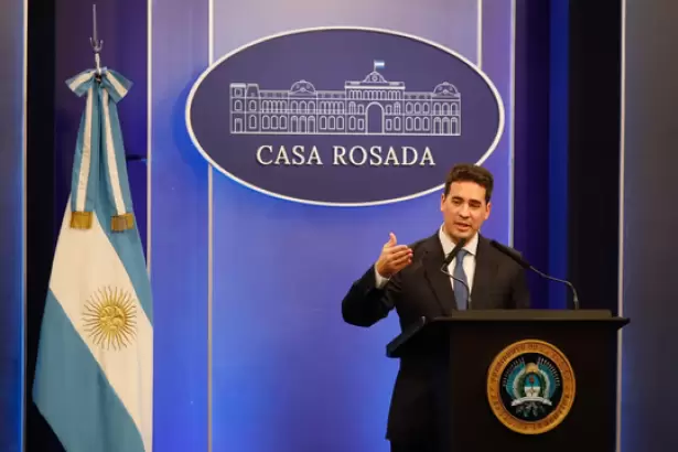 Ravier: "Se termina el flagelo de financiar la salud de no residentes"