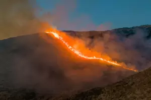 Incendio forestal en Aconquija: brigadistas trabajan para contener las llamas