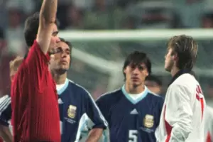VIDEO. Juega Simeone y todos recordando el d�a que su pap� hizo expulsar a Beckham