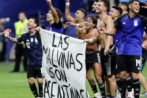 El Gobierno brit�nico pidi� a la FIFA investigar a la Selecci�n por la bandera de Malvinas