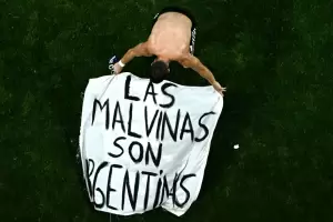 De una s�bana de hotel al c�sped: la historia de la bandera de Malvinas que es viral