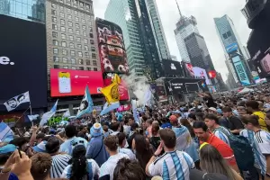 Miles de hinchas argentinos copan Times Square con un banderazo antes de la final ante Espa�a