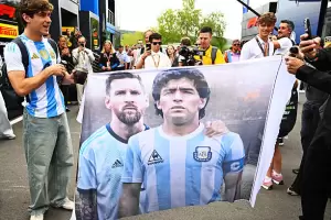 Re manija: bandera con Messi y Maradona, as� lleg� Colapinto al GP de B�lgica