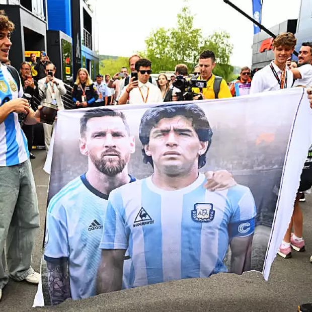 Re manija: bandera con Messi y Maradona, as� lleg� Colapinto al GP de B�lgica