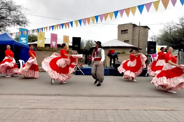 La Feria Manos Catamarque�as volvi� a reunir artesan�a, m�sica y danza