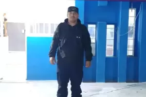 Un oficial inspector de Polic�a le salv� la vida a un beb� de 15 d�as