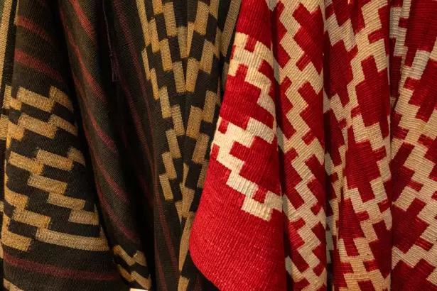 La esencia del Poncho se teje a mano: un festival de tramas, texturas y saberes artesanales