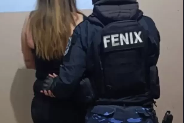 Provoc� la ca�da de un Polic�a durante un procedimiento y fue detenida