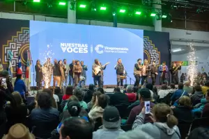 M�sica y entrega de material discogr�fico en "Nuestras Voces en el Poncho"