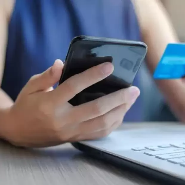 Crey� que ten�a un novio virtual brit�nico, se endeud� y le transfiri� casi $30 millones