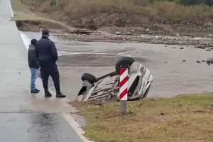 Una familia cay� con su veh�culo al r�o en La Paz