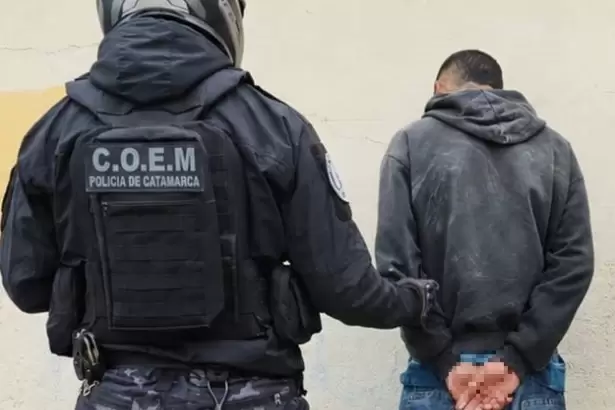 Catamarca: atac� con un palo a otro hombre en pleno centro