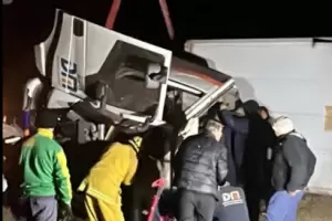 Un hombre lesionado tras un choque entre una camioneta y un cami�n en La Paz