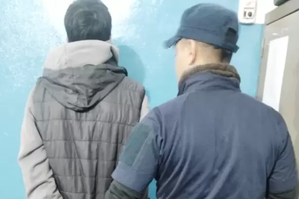 Catamarca: : huy� por los techos tras ver a la Polic�a y termin� aprehendido