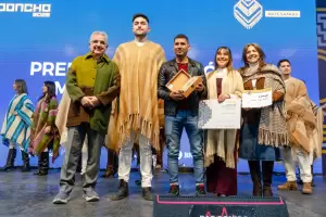 Sa�l Suarez gan� el premio al Mejor Poncho 2026 con una prenda 100% de vicu�a