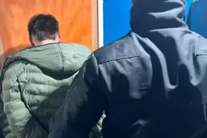 Detienen a un tucumano tras arrojar una botella contra polic�as en un boliche