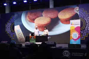 Los alfajores de algarroba fueron los protagonistas de sabores nativos en el Poncho