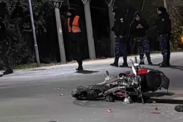 Fatal choque entre una moto y un auto en Catamarca: un hombre muri� en el acto