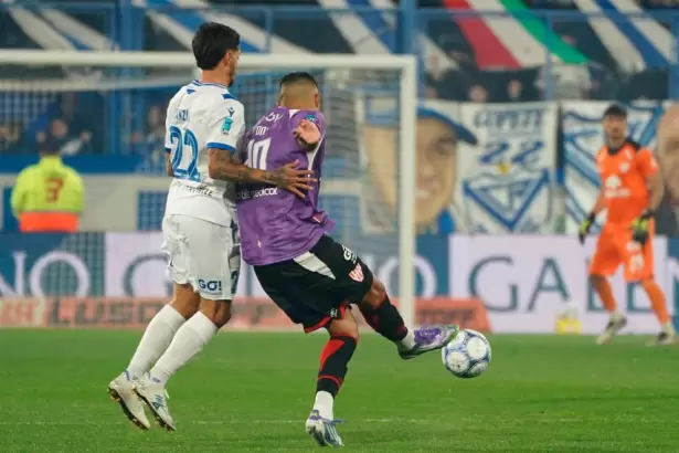 V�lez golpe� en el momento justo y derrot� a Instituto