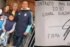 Un nene le hizo firmar a Scaloni un "contrato" hasta 2030 y el video se volvi� viral