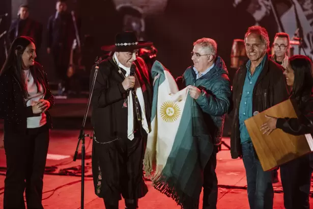 El Patio del Poncho se despidi� con 60 mil personas disfrutando del show del Chaque�o Palavecino