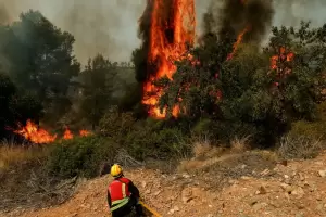 Espa�a enfrenta el mayor incendio forestal de su historia reciente mientras el fuego avanza