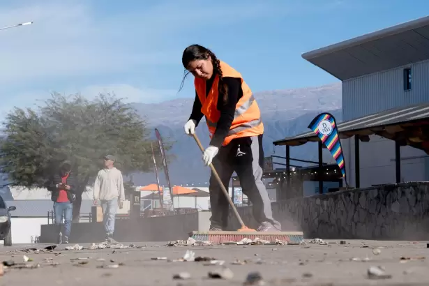 El trabajo silencioso de la Fiesta del Poncho: limpieza y reciclaje durante las 24 horas