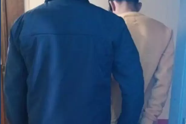 Todo mal: agredi� a su pareja, le rob� el celular y huy� por los techos