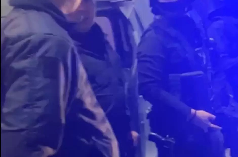 La camioneta con el menor y sus abuelos maternos y la policía