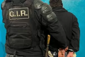 Detuvieron a un joven por intentar agredir a una familia con un arma blanca