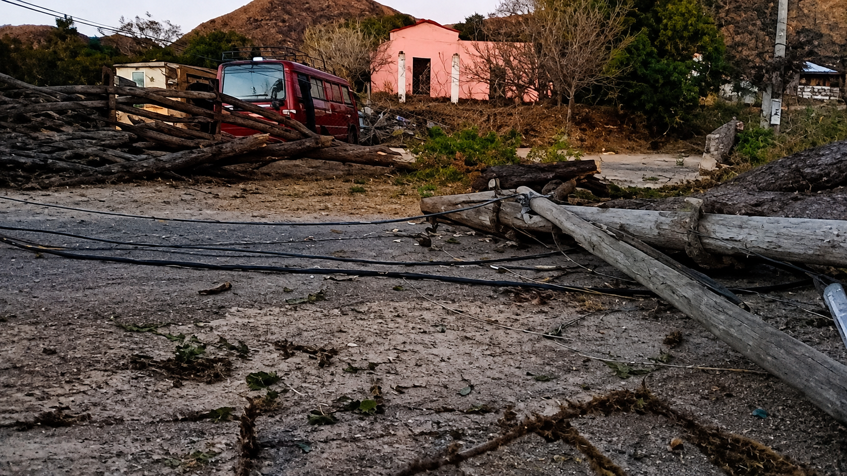 Temporal golpeó El Rodeo: caída de postes y árboles, incendio y cortes de energía