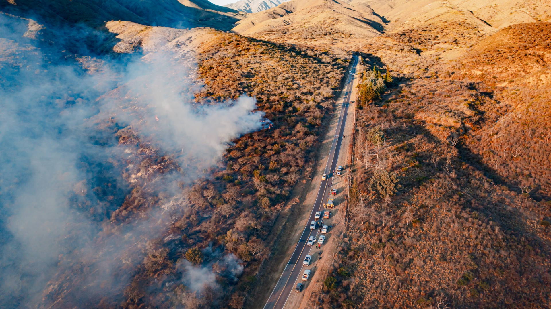 La Provincia despliega un amplio operativo para combatir los incendios en El Rodeo