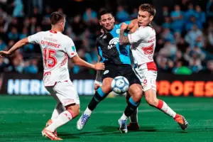 Argentinos hizo valer el hombre de m�s, derrot� a Belgrano y tiene puntaje perfecto