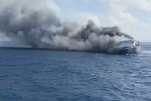 Tragedia en Indonesia: un ferry se incendi� y dej� al menos cinco muertos y 41 desaparecidos