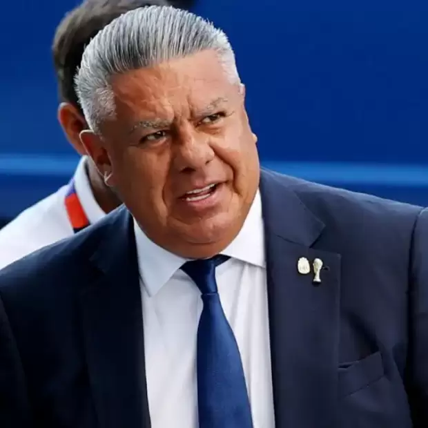 La fiscal�a pone la lupa sobre transferencias de la FIFA y Camioneros a Chiqui Tapia