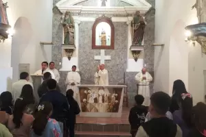 Consagran altar y dedicaron el templo parroquial de Santa Ana y San Joaqu�n en Miraflores