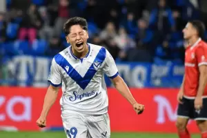 V�lez le gan� a Independiente y es el �nico l�der de la Zona A