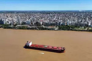 Un paro complica el comercio exterior de Argentina y la distribuci�n de combustible