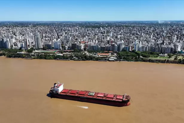 Un paro complica el comercio exterior de Argentina y la distribuci�n de combustible